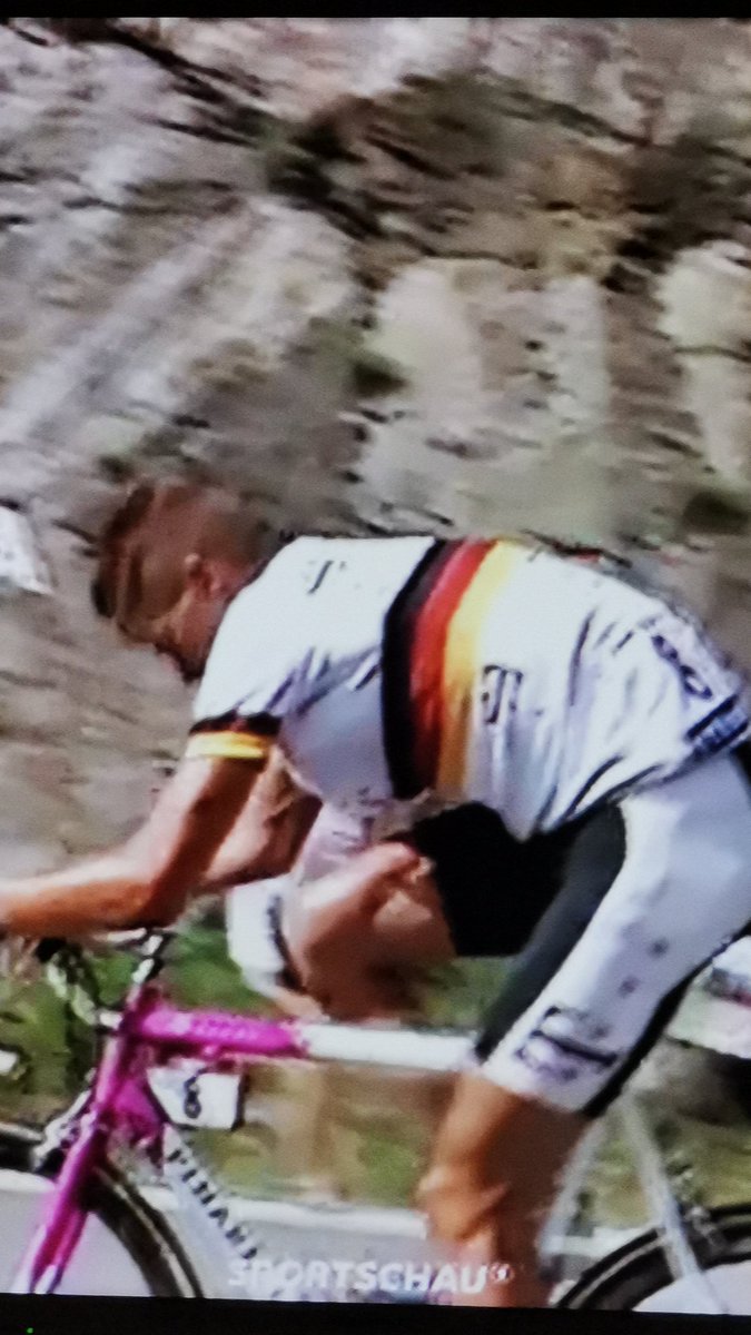 Frau aus dem Haus.
Kind schläft.
Being Jan Ullrich Folge 2 und ich habe Tränen in den Augen 😢😢😢

#janullrich #beingjanullrich