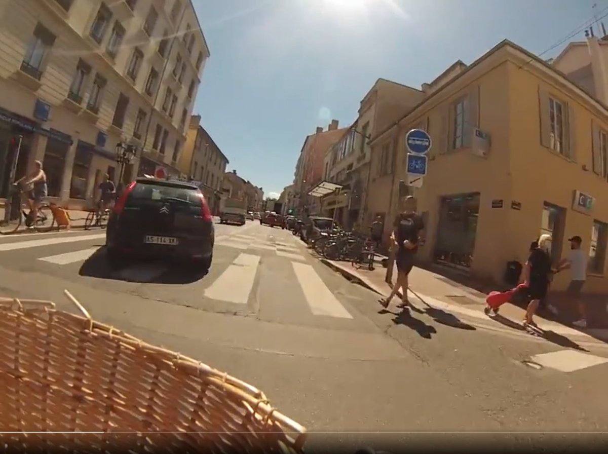 CostesDeniau's tweet image. #CoursDeCode
À vélo, après avoir démarré au feu vert, ce piéton s&apos;engage.
A - Je m&apos;arrête.
B - Je passe.
C - J&apos;insulte le conducteur de la voiture.
D - J&apos;insulte le piéton.
(Sondage plus bas pour répondre)