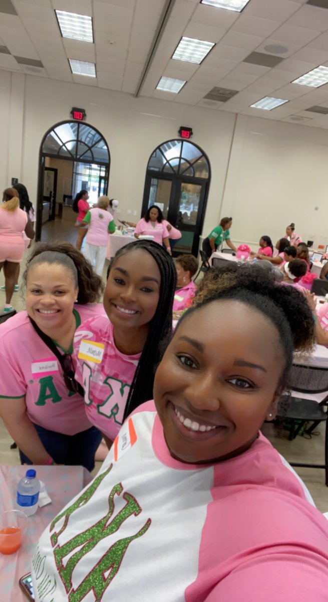 CortnieDeNise's tweet photo. @OmicronTauOmega Chapter Pinknic!!!💕💚 #AKA1908 #omicrontauomega #SpringforExcellence @CynthiaW14 @See_Chell https://t.co/ZYY6FrbN0X