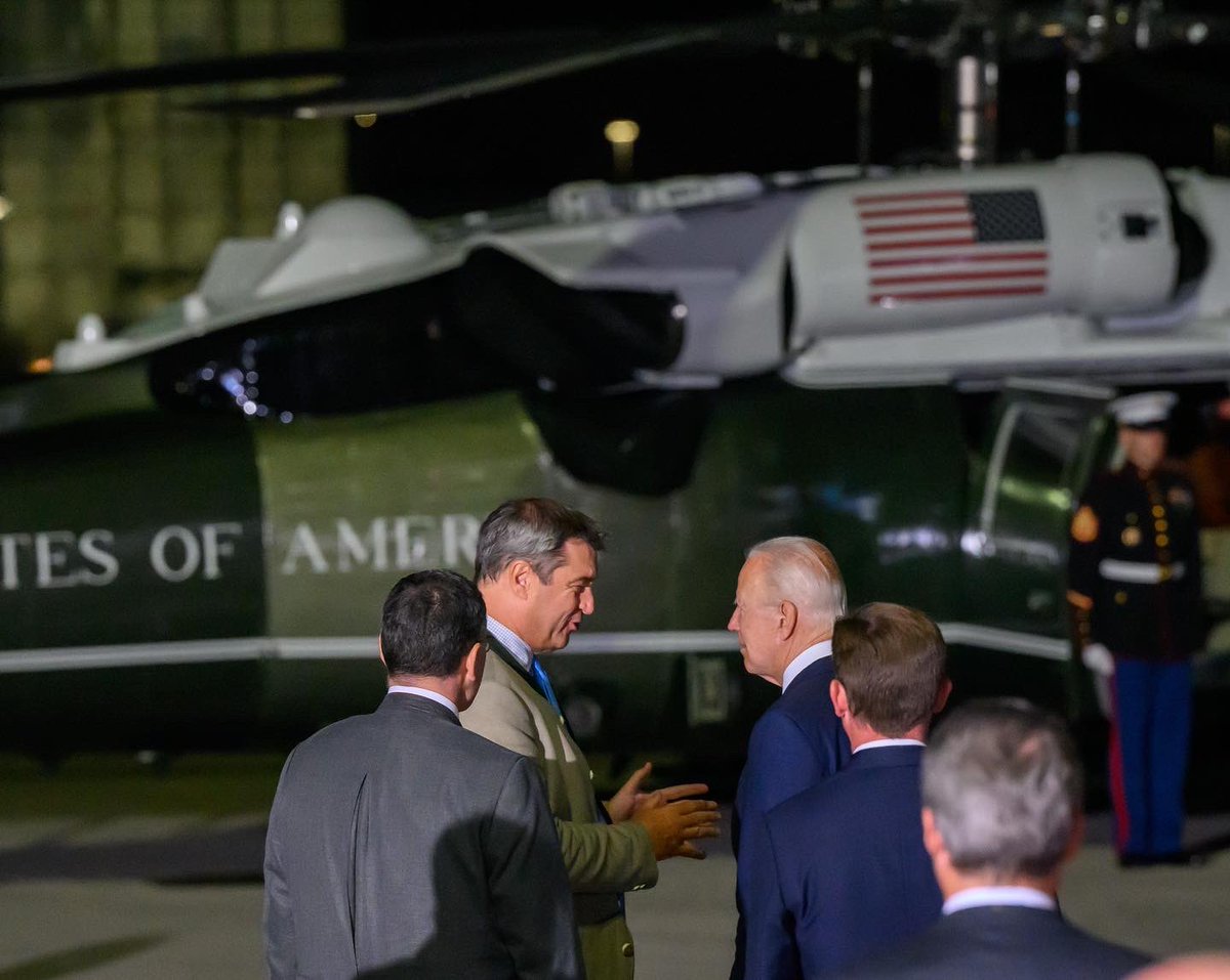 Welcome Mr President! US-Präsident Joe Biden ist gerade in Bayern gelandet. Es war ein sehr herzlicher Empfang. Die #USA und #Bayern sind tief verbunden. Wir sind enge Freunde und Partner. Bayern steht fest zum transatlantischen Bündnis. PS: Die Air Force One ist auch weiß-blau😀