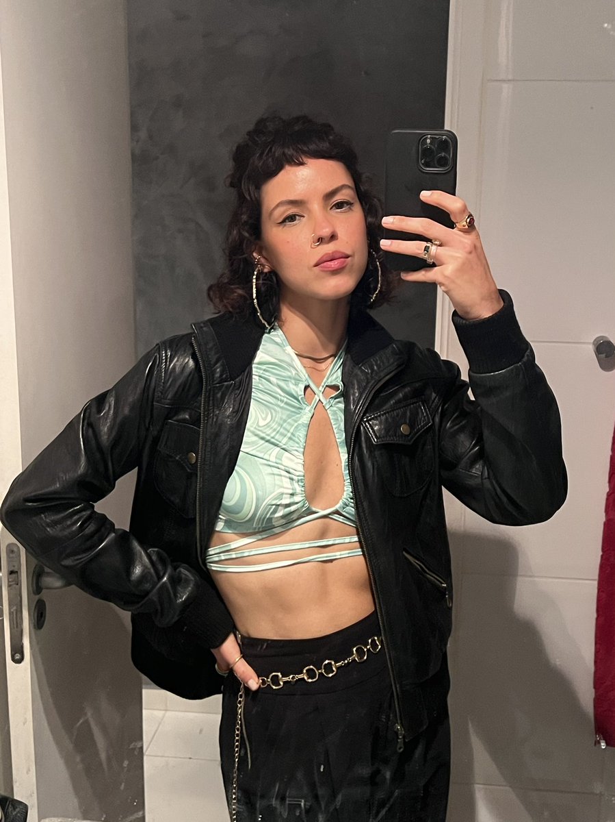 luemusica's tweet photo. Égua não filhas o milagre aconteceu: vou sair. E bonita pra caramba ainda por cima. 💅🏻 https://t.co/NW7p2nw9U9