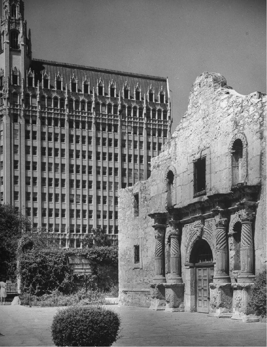 TracesofTexas's tweet photo. A scene outside the Alamo, 1943.  Isn't it beyond amazing to look at this and to consider what it looked like in 1836, a mere 107 years before? 

Taken by the famed Alfred Eisenstaedt for LIFE magazine. https://t.co/ryYDYJFw60