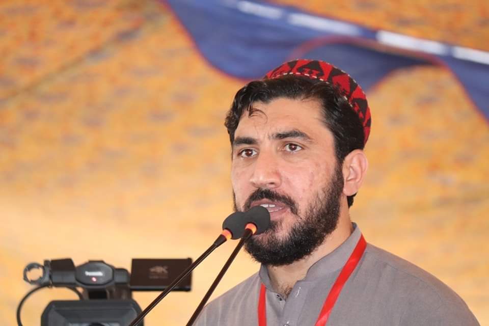 essar_rozi's tweet photo. سلیم صافی کے سوالات سن کر بہت تعجب سا محسوس ہوا کہ کس طریقے سے صحافت کو بھی چمڑے کا مرض لگ ��کا ہے ،لیکن مشر منظور پشتون کے جوابات نے سچ کو بڑی سائنسی بنیادوں پر ثابت کیا ،ان حالات میں قوم کی ترجمانی ایسے صاف اور سچے طریقے سے کرنا چائے ہے https://t.co/mX6V9UnpvP