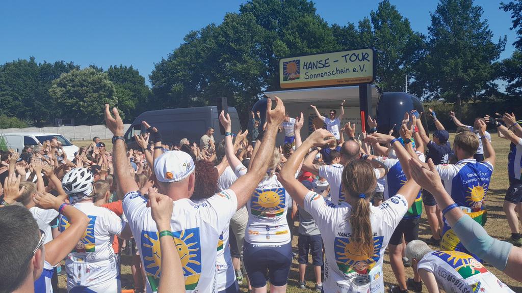 ct_pingel's tweet photo. Für #krebs- und chronisch kranke #Kinder und ihre Familien sammelten

- während der #Hansetour #Sonnenschein
- 170 Engagierte 
- auf 560 #Rennrad-Kilometern
- in vier Tagesetappen im #Nordosten

- über 100 000 Euro an #Spendengeldern.

🚴‍♂️🤝🏻🦿 https://t.co/MCi0N2owe3