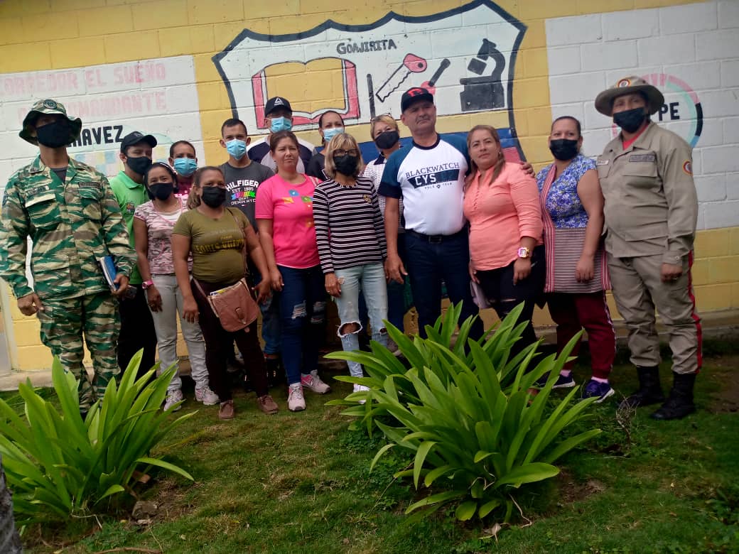 Hoy se atendió al llamado de nuestro presidente <a href="/NicolasMaduro/">Nicolás Maduro</a>, a la conformación de las Bricomiles con el acompañamiento de nuestro alcalde <a href="/Felixlinaresps1/">Felixlinarespsuv</a> en la UBCH José Nicolás Silva Castillo , gracias a todos a trabajar con el 1x10 del buen Gobierno #SoyComunicadorCla