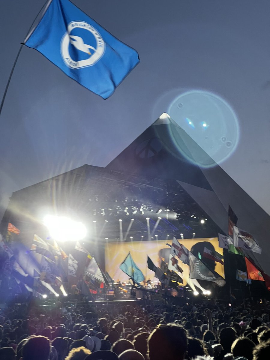FPLFocal's tweet photo. Right who’s the dickhead with the Brighton flag at Paul McCartney? https://t.co/fgKzzis285