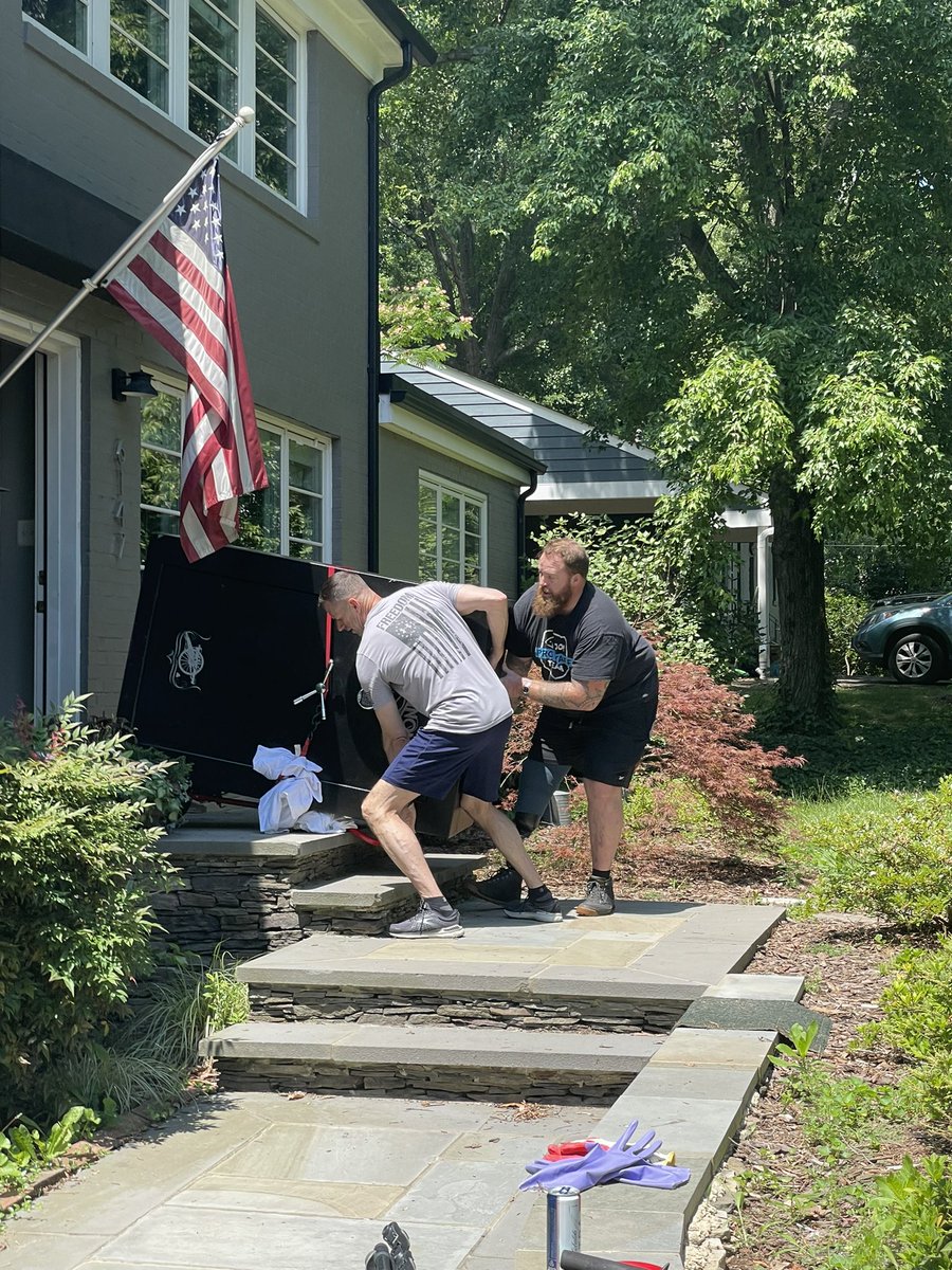 amyenieman's tweet photo. The MDW Commander spent his first day of leave helping a #woundedwarrior move. That’s #leadership. #USArmy https://t.co/7YrUrGohXo