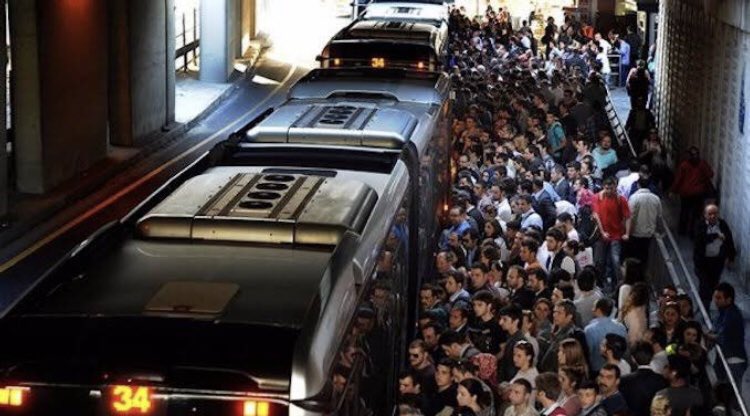 Az evvel bir arkadaş metrobüs durağından anlık attı.İstanbul halkı bu zulmü hak etmiyor!