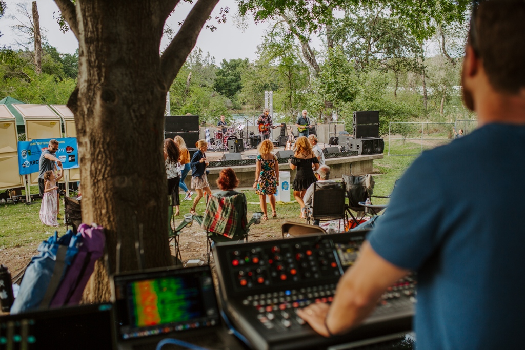 VisitReddingCA's tweet photo. Music makes the world go round.
#SundialBridge #RiverfrontStage #ThisIsRedding #moreconcertsplease #music https://t.co/7O6EGpeMI5