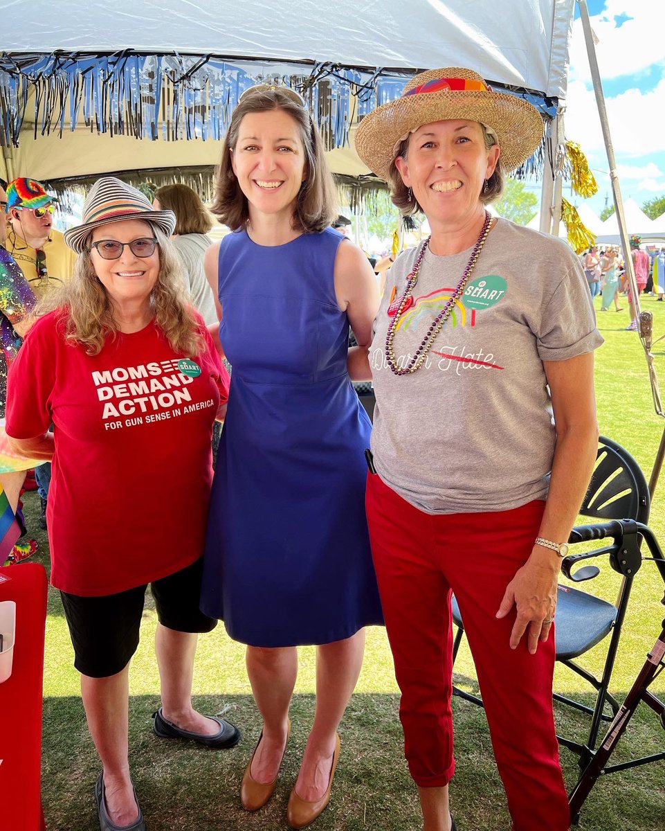 Thank you @ElaineLuriaVA for stopping by our @MomsDemand Virginia Beach/Norfolk group tent today at #Pridefest 🏳️‍🌈🏳️‍⚧️ #disarmhate #gunsensecandidate