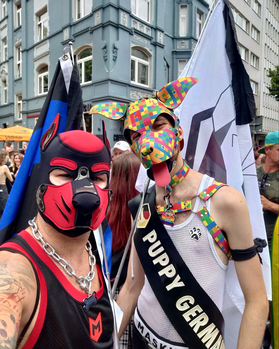 One happy and one sad eye.
Happy to be able to demonstrate again, to show the world all the colours of our community and to show diversity.
Sad because of all the hate against our community. Our prayers and hopes are with the familys and the community in Norway. #staywithoslo