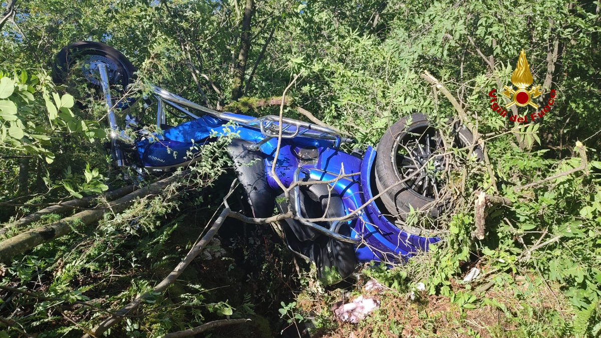 vvfveneto's tweet photo. #25giugno #Benzone(VR) primo pomeriggio, un trike (moto a tre ruote) e uno scooter finiscono fuoristrada in un dirupo mentre percorrono una strada in discesa: 4 feriti. Intervento di soccorso #vigilidelfuoco @cnsas_official @SUEM_Veneto #soccorsiquotidiani #allaguidanondistrarti https://t.co/DrIXbWI0ns
