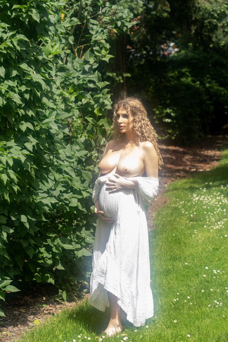 Two blossoms on a single branch🌹 https://t.co/ho3A1qx6hz