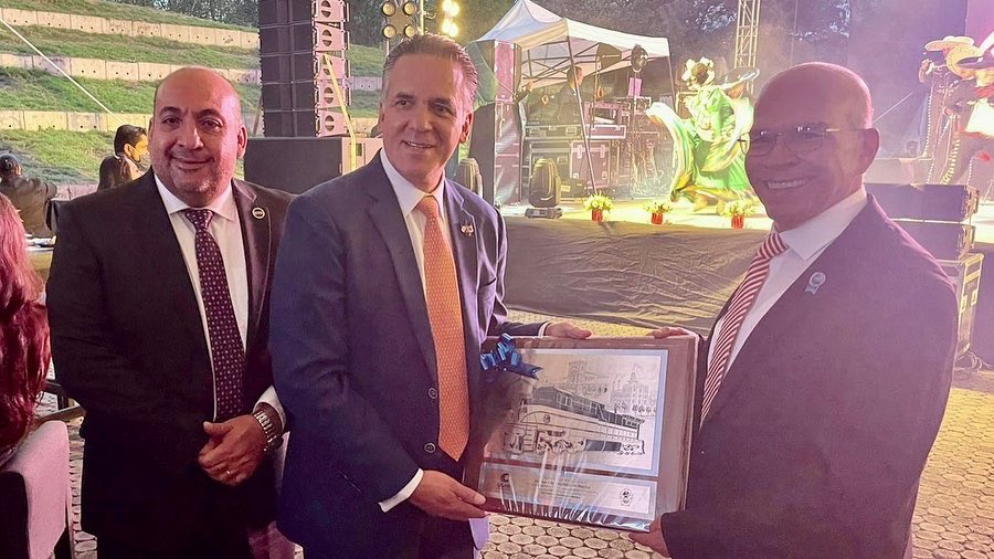 A nombre de los celayenses entregué a <a href="/cuco66/">JP</a> una placa de latón en reconocimiento por la trayectoria de #KCSM, en donde se observa parte de la historia del ferrocarril en #Celaya como la fábrica de alcoholes LaFavorita, o la de cigarros El Buen Tono, así como la vieja estación🚂