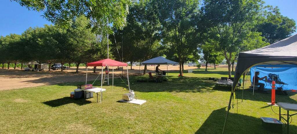K6IS's tweet image. #ARRL #FIELDDAY2022 Is well underway! Lots of radios and activity. We’re at Davis Ranch off Jackson Highway (CA-16) in Sloughouse we’re here till tomorrow so…..where are you? Come on by.  Just go past the store and you’ll see us.