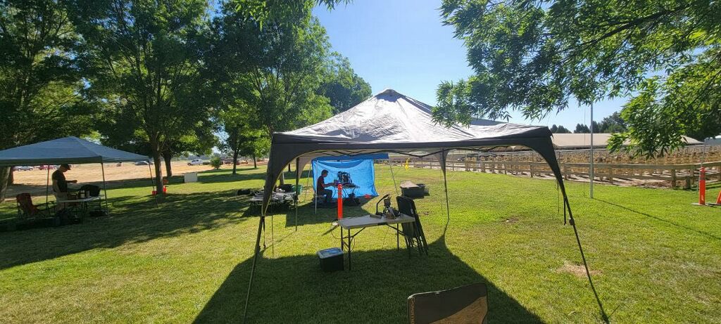 K6IS's tweet image. #ARRL #FIELDDAY2022 Is well underway! Lots of radios and activity. We’re at Davis Ranch off Jackson Highway (CA-16) in Sloughouse we’re here till tomorrow so…..where are you? Come on by.  Just go past the store and you’ll see us.