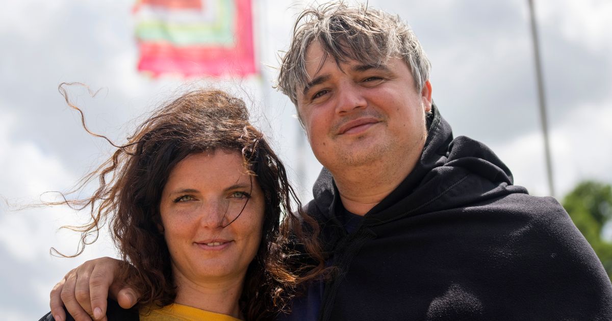 MirrorCeleb's tweet photo. Pete Doherty cosies up to wife at Glastonbury following The Libertines gig https://t.co/SHDRwGeJsg https://t.co/snB51LWnr6