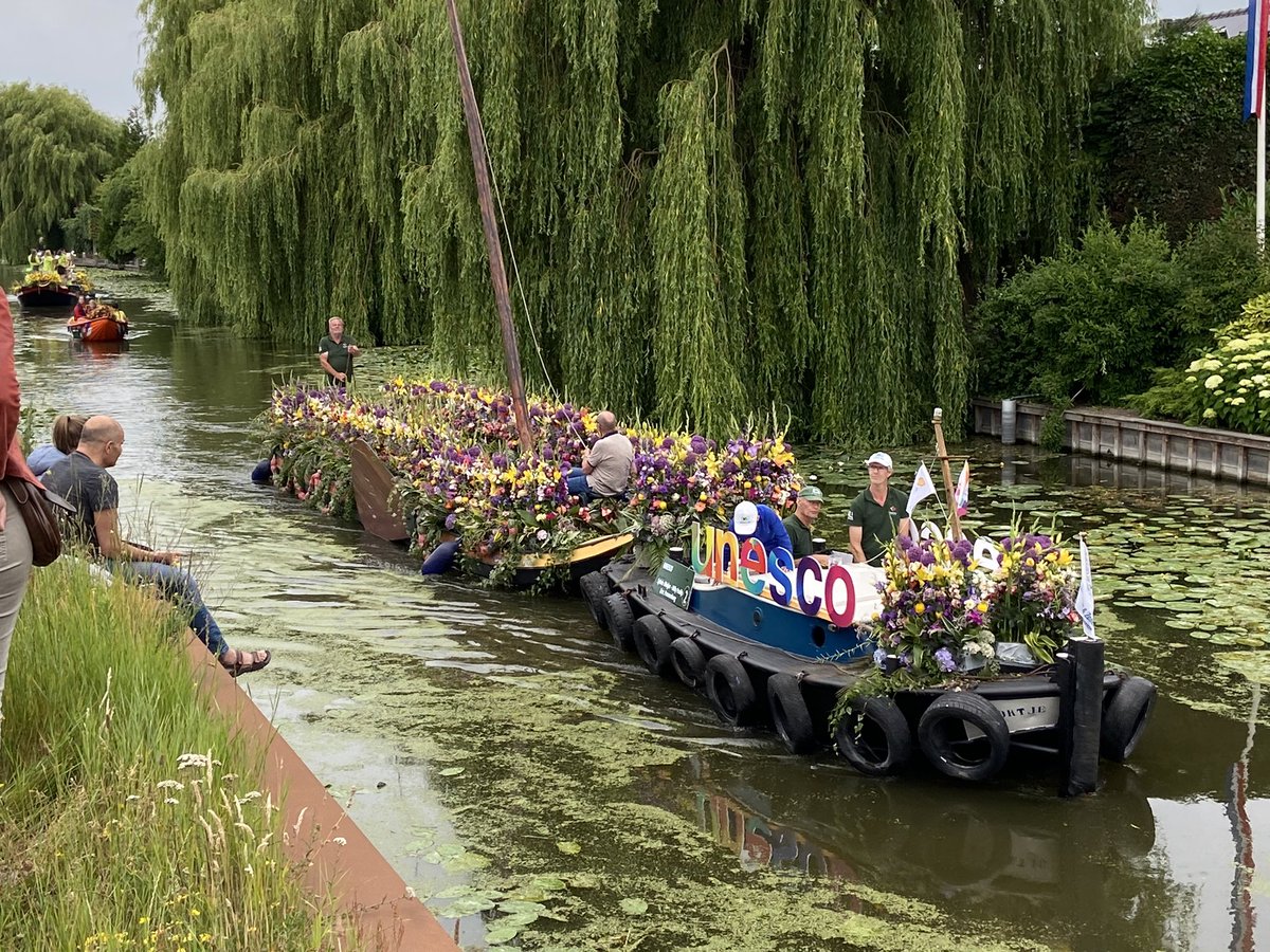 Eindelijk mochten ze weer varen. Het bloemencorso en wat een pracht en praal. Geweldig en veel publiek tot het goed ging regenen. Het museum van Loosduinen vier ook mee! Toppie