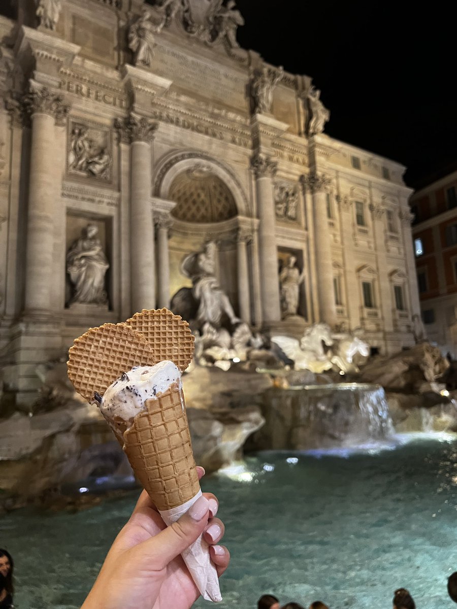 sajdakercishta's tweet photo. Fontana di Trevi https://t.co/WPyfXltLPX