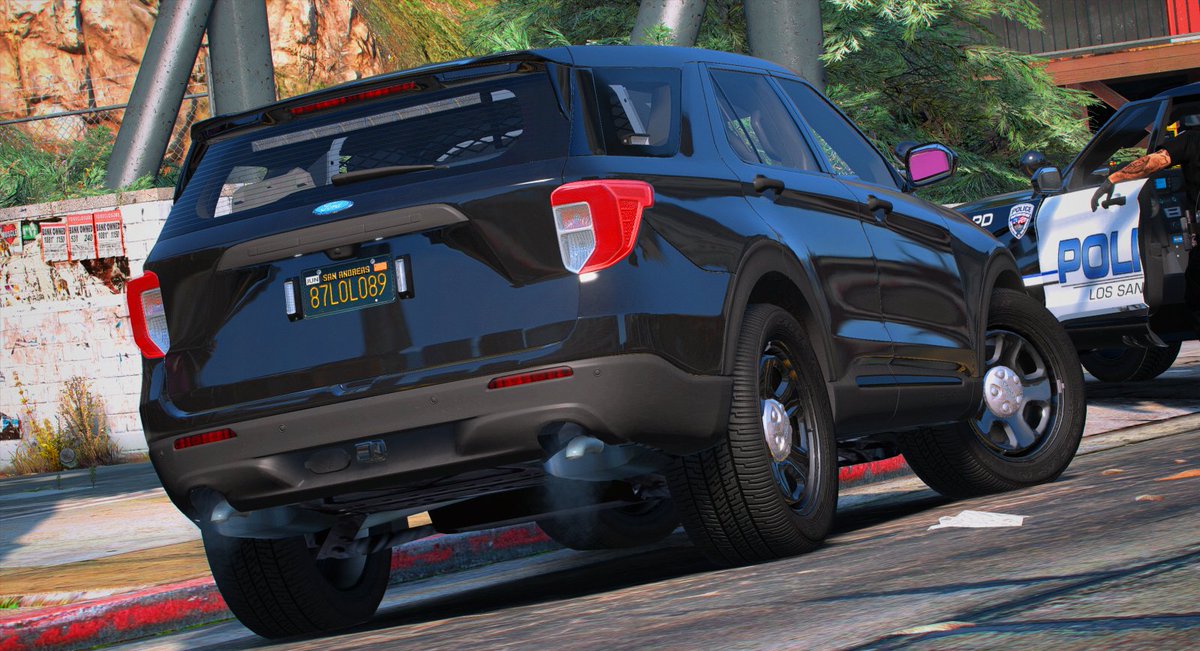 That_Guy_Carson's tweet photo. Now, this is how you patrol in style in the city of Los Santos, unmarked and in a 2020 FPIU. I love seeing these out on the streets. @midwestrp #MidwestRP #FIVEM #GTAVRP #GTAV #FORD #2020EXPLORER #LSPD ๐ฅฐ https://t.co/43rQTf9Gov