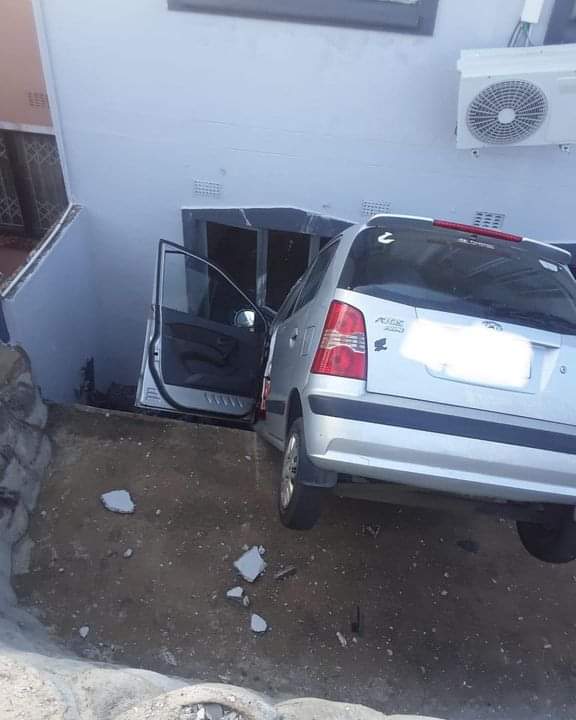 Veetra__'s tweet photo. Attempted Hijacking at Lenny Naidu Drive in Chatsworth. victim did not survive after they shot him and his car lost control. 1 man stopped to buy vegetables and after buying unknown amount of suspects tried to hijack him but he did not stop, then suspects shot at him. Video below https://t.co/9CmWeBK43U