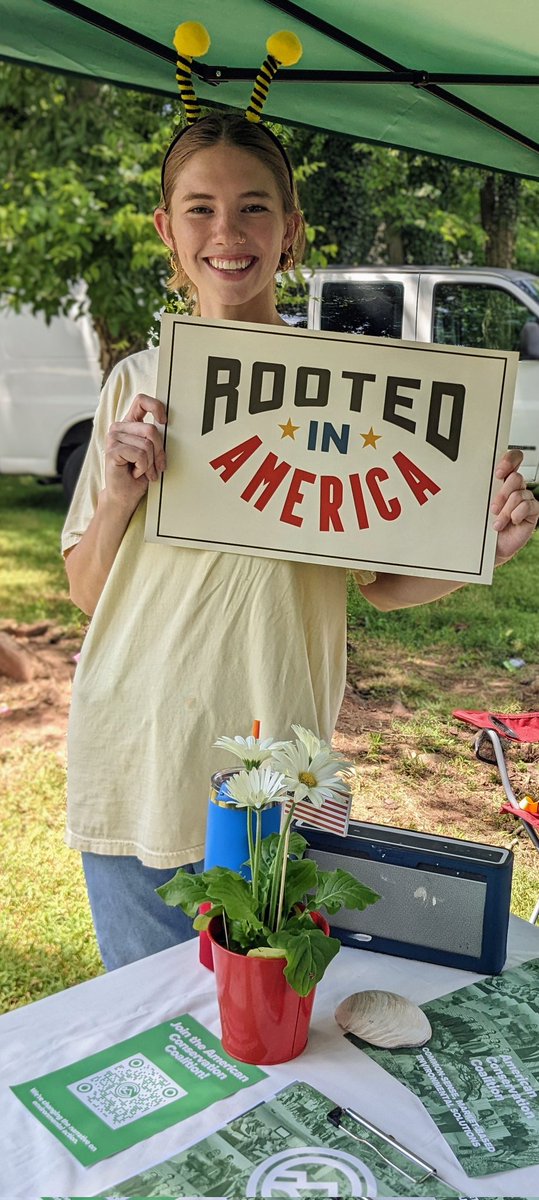 hannapritch1's tweet photo. The Manassas Bee Festival was (almost) too much fun 😍🐝❤️ 

Talked #RootedInAmerica, local action, national advocacy, &amp; learned so much from the local experts who presented today - all in it to #SaveTheBees! 🍯 https://t.co/qiehRVFzIJ