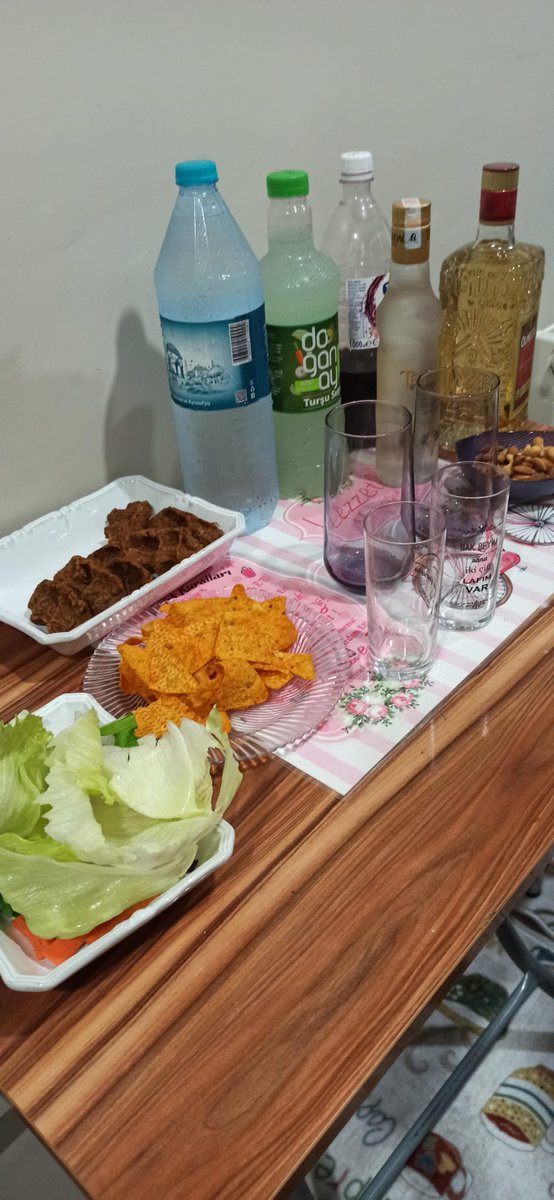 Ben aslında hiç içmem sadece yalnizlığım düşünce içip ziyafet çekerim kendime 😌