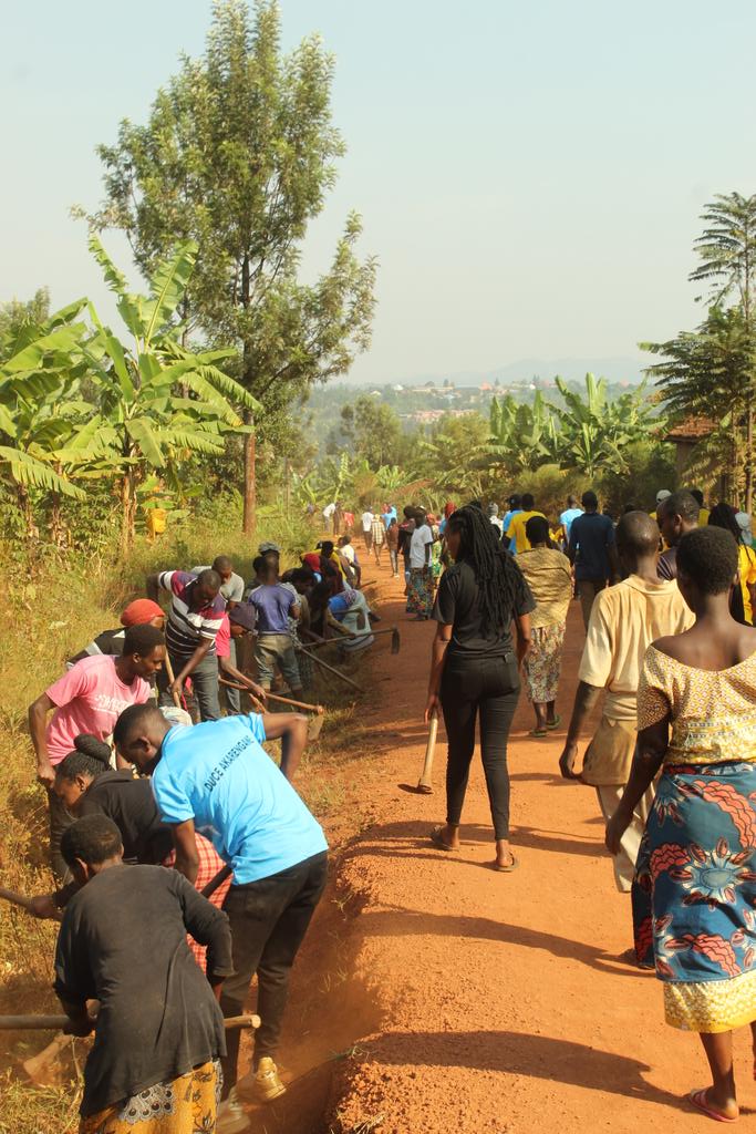 gusa_gusa1's tweet photo. Today, June 25, 2022, @gusa_gusa1 in collaboration with officials and the community, have done a monthly community work in #Savesector, @GisagaraDistr where we cleaned up a 3.2Km road.
@YouthCultureRW @RwandaYouth @RwandaLocalGov
@gatjmv
@JRutaburingoga @DUSAF12 https://t.co/oJ2WUXkTGC