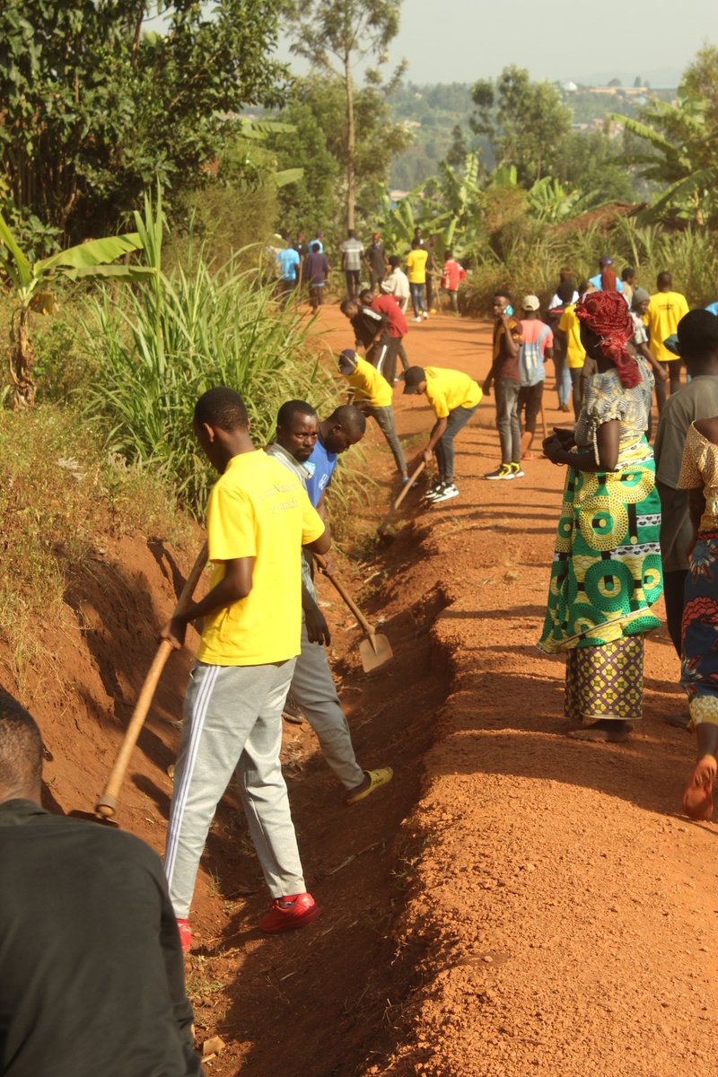 gusa_gusa1's tweet photo. Today, June 25, 2022, @gusa_gusa1 in collaboration with officials and the community, have done a monthly community work in #Savesector, @GisagaraDistr where we cleaned up a 3.2Km road.
@YouthCultureRW @RwandaYouth @RwandaLocalGov
@gatjmv
@JRutaburingoga @DUSAF12 https://t.co/oJ2WUXkTGC