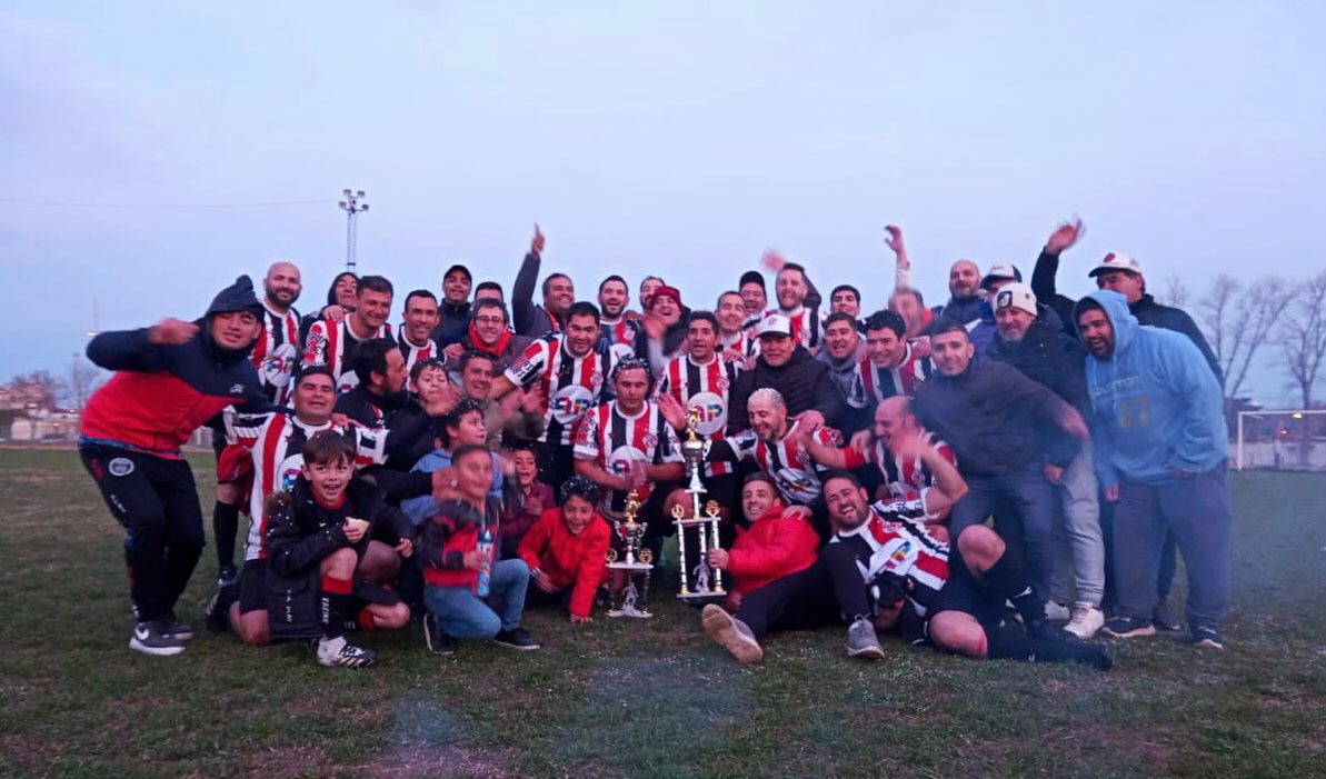 RCPergamino20's tweet photo. ¡CAMPEONES! 🔴⚪⚫

¡Felicitaciones a #RacingSenior +35!

#VamosRacing https://t.co/oPRsF9s0Os