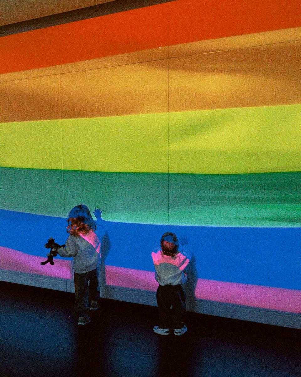 Estás 2 personitas así como muchas más allá afuera con este mismo formato familiar, son el reflejo de tantos años de lucha por equidad e igualdad por la que tenemos que seguir empujando… 1/2 #pride