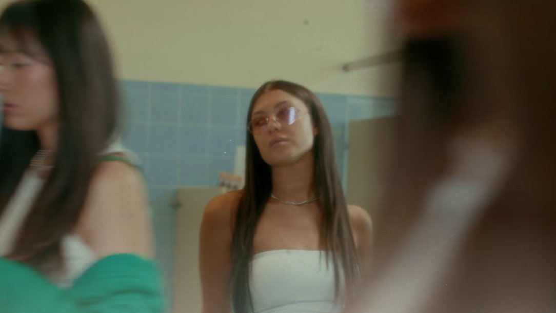 SaltyRodrigo's tweet photo. HOW DID I NEVER NOTICE THIS... IN THE DEBBIE DOWNER MUSIC VIDEO?! https://t.co/qZTUJlnKjj