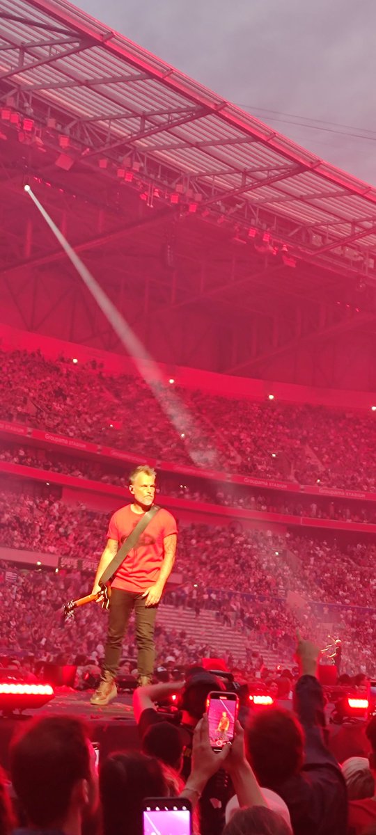 stephchris69's tweet photo. @oLidESaT_ @indochinetwitt @nicolasirkis Lyon savoure le rouge ce soir 🎊🎉🎸🤩🤩🤩#CentralTour #CentralTourLyon merciiii pour ces moments de bonheur https://t.co/TAf3tH8AVQ