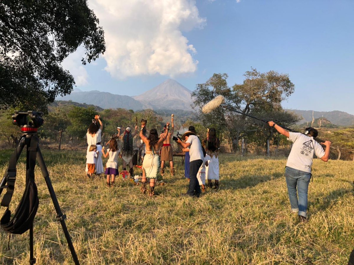 delmaralvolcan's tweet photo. Para cerrar el rodaje, se realizó una ofrenda al volcán, así como danzas tradicionales por parte del grupo Xolotl. Ahora, para poder continuar con la producción de la película, estamos buscando donaciones y patrocinios, puesto que el proyecto incluye una campaña transmedia. https://t.co/Zj58j2ujdE