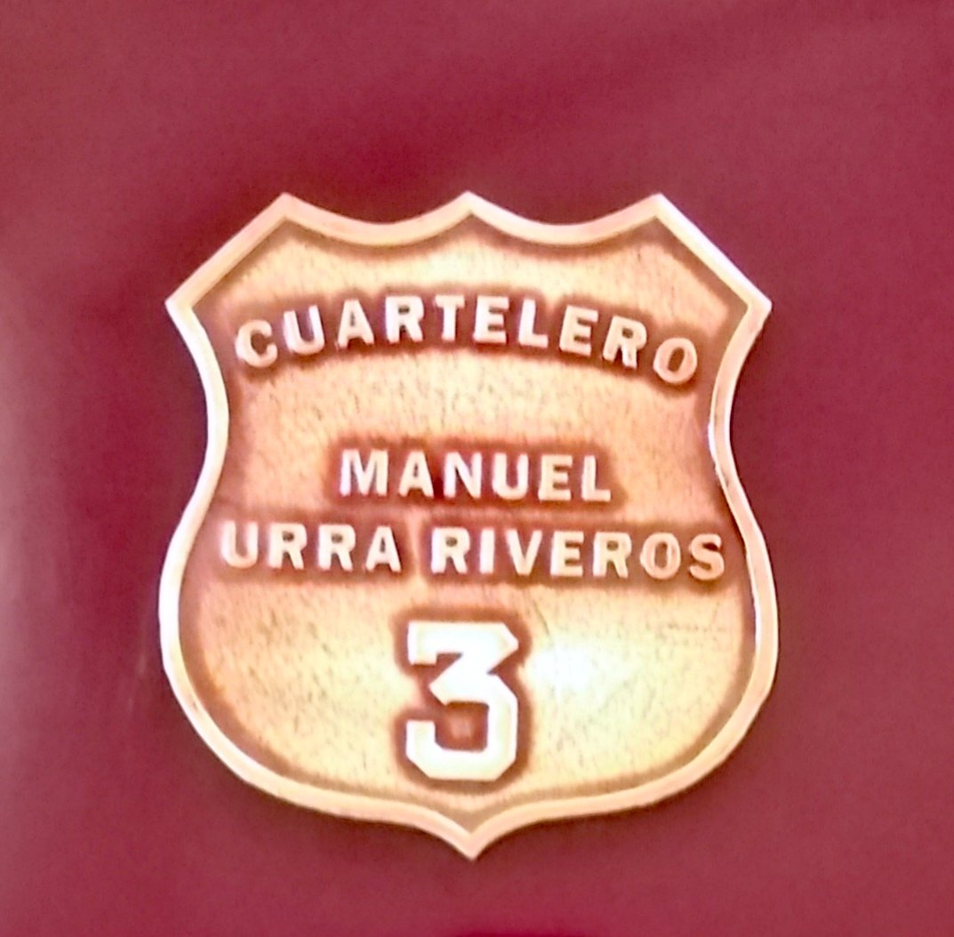 Bautizo | Esta mañana, se realizó el bautizo de nuestro carro 32 que, por acuerdo de Compañía en reunión realizada el pasado 10 de junio, decide por unanimidad nombrarlo "Cuartelero Manuel Urra Riveros", como homenaje y en recuerdo a nuestro mártir fallecido tras un accidente.