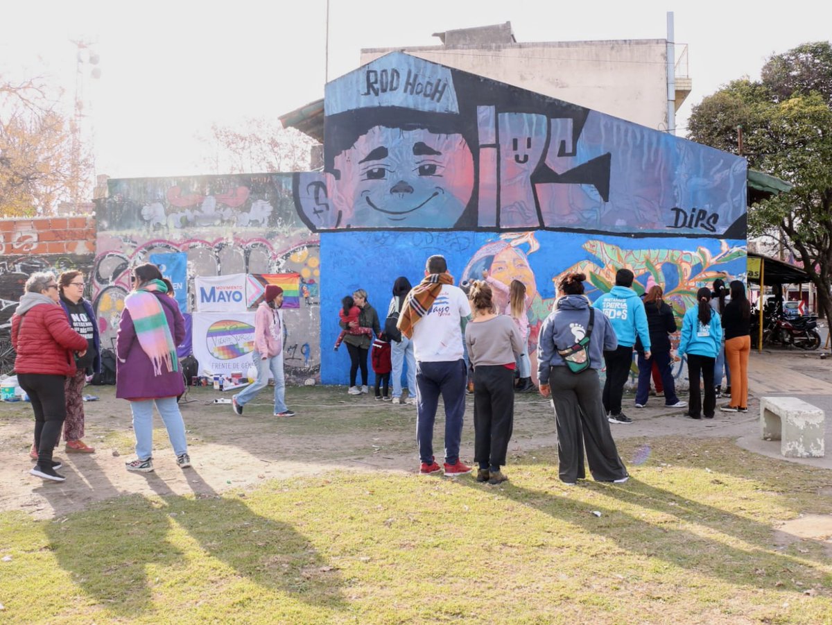 generosne_merlo's tweet photo. Junto a compañeres de otras organizaciones nos encontramos en la Plaza Solanet de Merlo para restaurar el mural homenaje a #DianaSacayan https://t.co/rlFzsPQevq