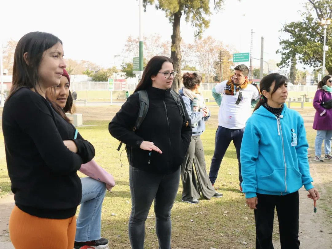 generosne_merlo's tweet photo. Junto a compañeres de otras organizaciones nos encontramos en la Plaza Solanet de Merlo para restaurar el mural homenaje a #DianaSacayan https://t.co/rlFzsPQevq