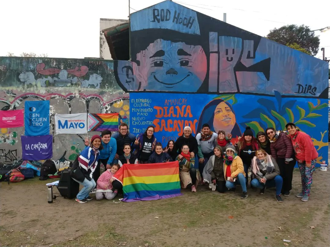 generosne_merlo's tweet photo. Junto a compañeres de otras organizaciones nos encontramos en la Plaza Solanet de Merlo para restaurar el mural homenaje a #DianaSacayan https://t.co/rlFzsPQevq