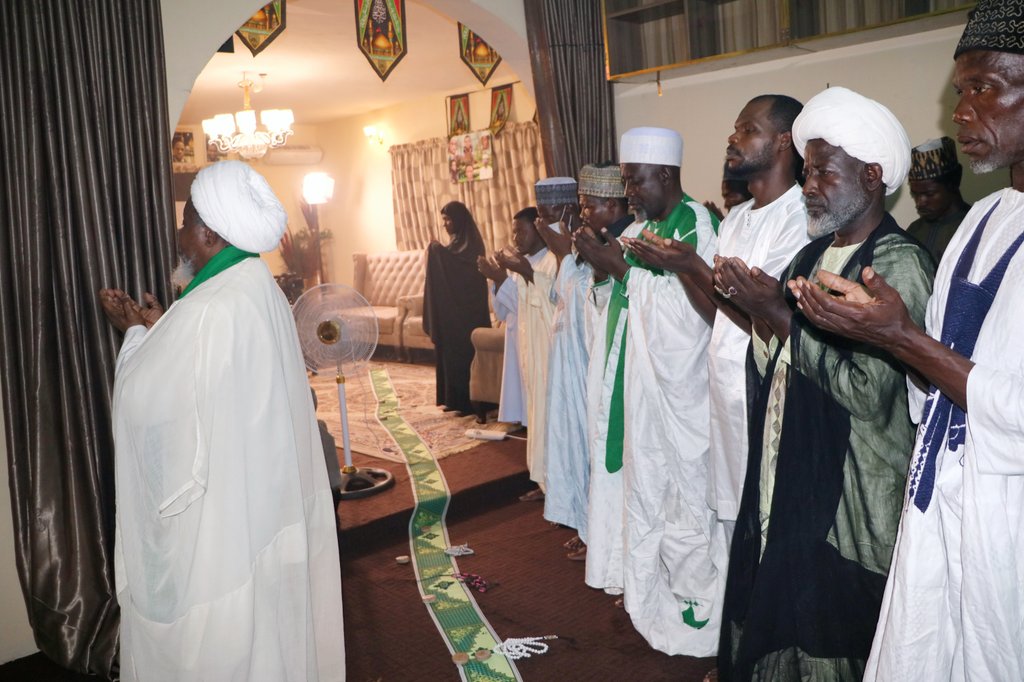 SZakzakyOffice's tweet photo. Leader Sheikh Ibraheem Zakzaky (H) meets with the representatives of the brothers of the Islamic movement from Talatan Mafara, Gusau, Zuru, Illela, Takakumi, Maradun and Tsafe, today at his Abuja residence.  

@Szakzakyoffice 
25/06/2022 https://t.co/KwAXa4W1OA