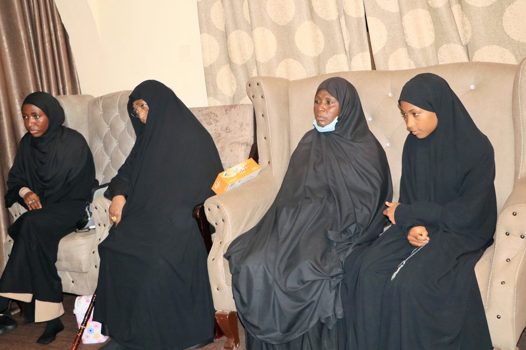 SZakzakyOffice's tweet photo. Leader Sheikh Ibraheem Zakzaky (H) meets with the representatives of the brothers of the Islamic movement from Talatan Mafara, Gusau, Zuru, Illela, Takakumi, Maradun and Tsafe, today at his Abuja residence.  

@Szakzakyoffice 
25/06/2022 https://t.co/KwAXa4W1OA