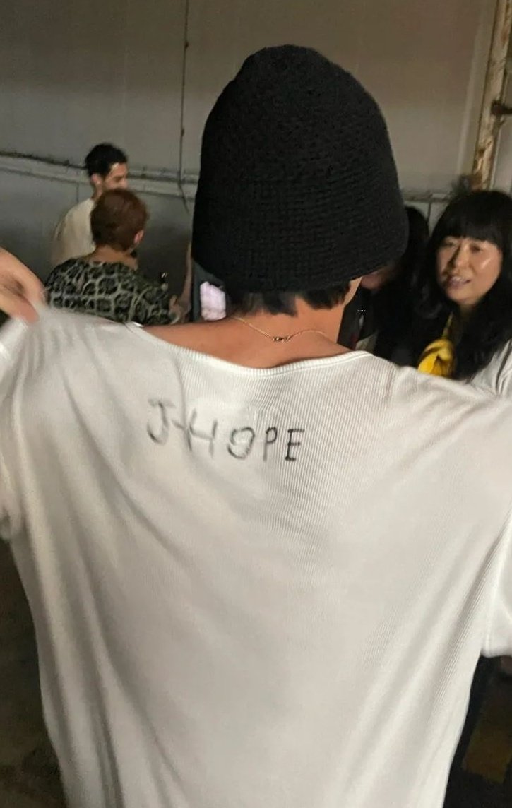 Non so se sclerare per le spalle e la schiena di Hoseok o sclerare per le spalle e la schiena di Hoseok, aiuto