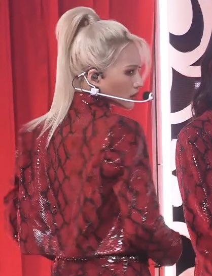 jiufiim's tweet photo. ohhh the britneyfication of siyeon was just EXQUISITE https://t.co/5la1t4sENQ