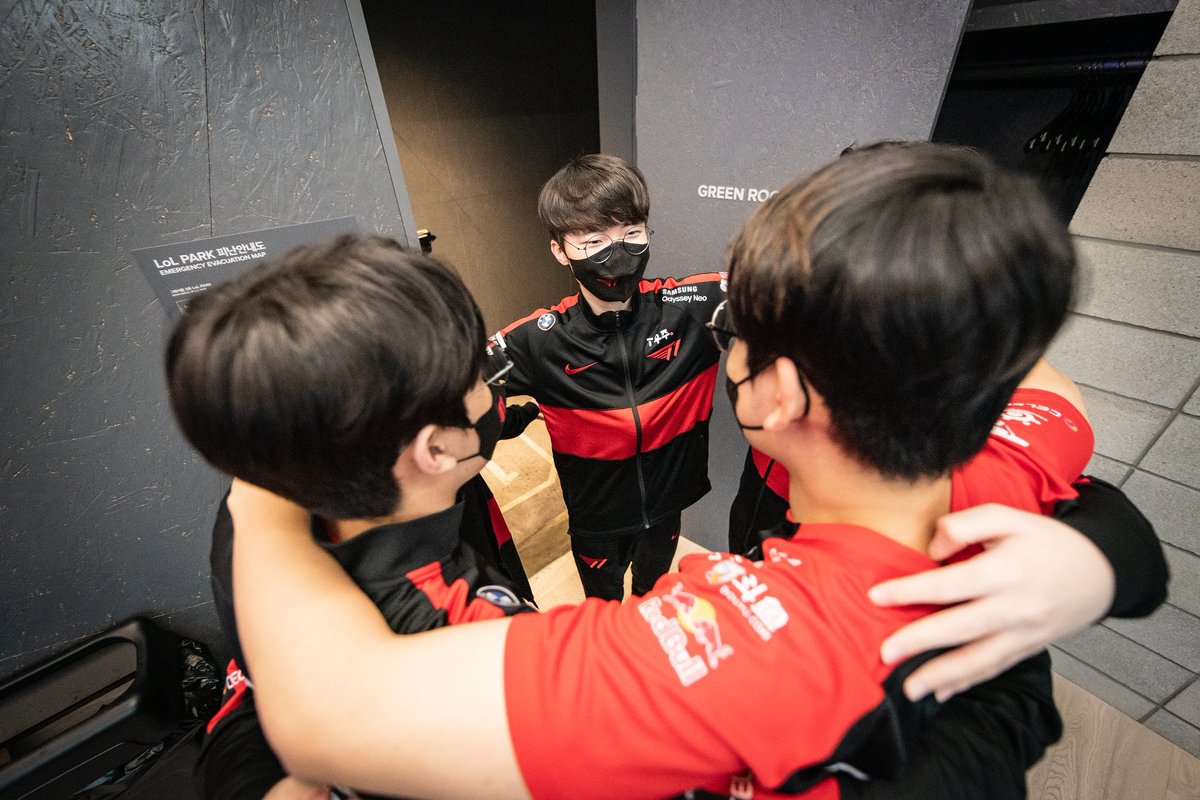 whppd1's tweet photo. T1 GROUP HUG <333

*there are 5 people in 3rd and 4th pic https://t.co/Tn0kQ5Lrat