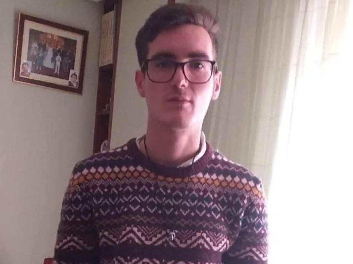 Jesús Ángel, zamorano, 22 años, fue apuñalado al interponerse entre un sujeto agresivo y armado y una menor. Intentó defender a la joven que iba a ser atacada y pagó con su vida.
A no mucho tardar el asesino volverá a la calle. Es la ley, dicen. 
Pero no hay derecho. 
No lo hay.