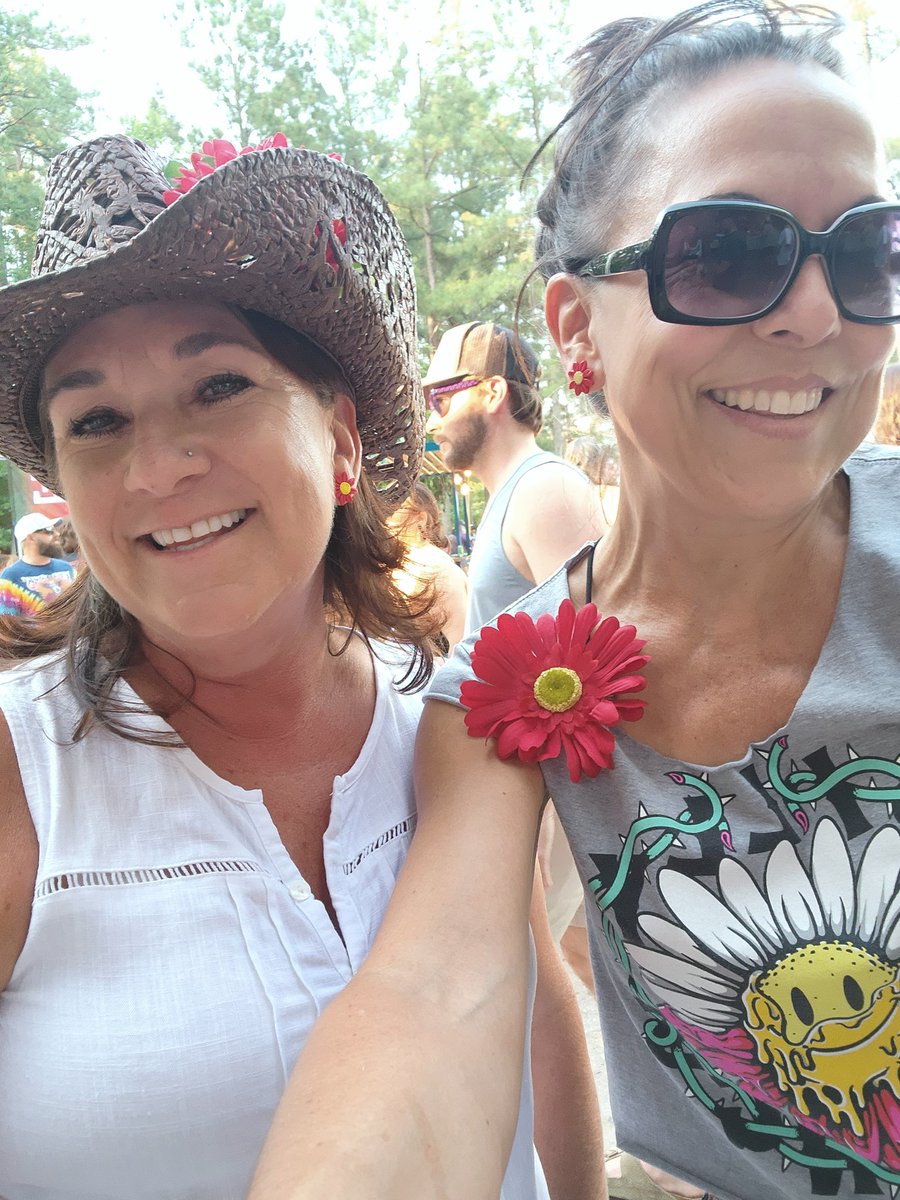 smallworld101k's tweet photo. Found a matching Red Daisy earings friend 🤩 Let's go @BillyStrings !!!! Cary Night 3 💫🎸💜 https://t.co/K8iaQ8yxHP