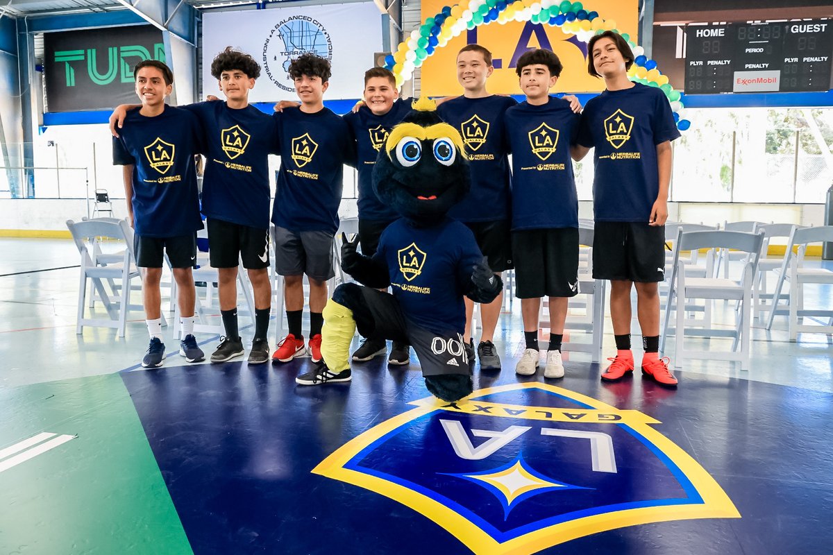 For the community, first and always 💙🤍💛 @TUDNUSA and the #LAGalaxy have partnered to refurbish the Wilson Park Rink in the City of Torrance ⚽️