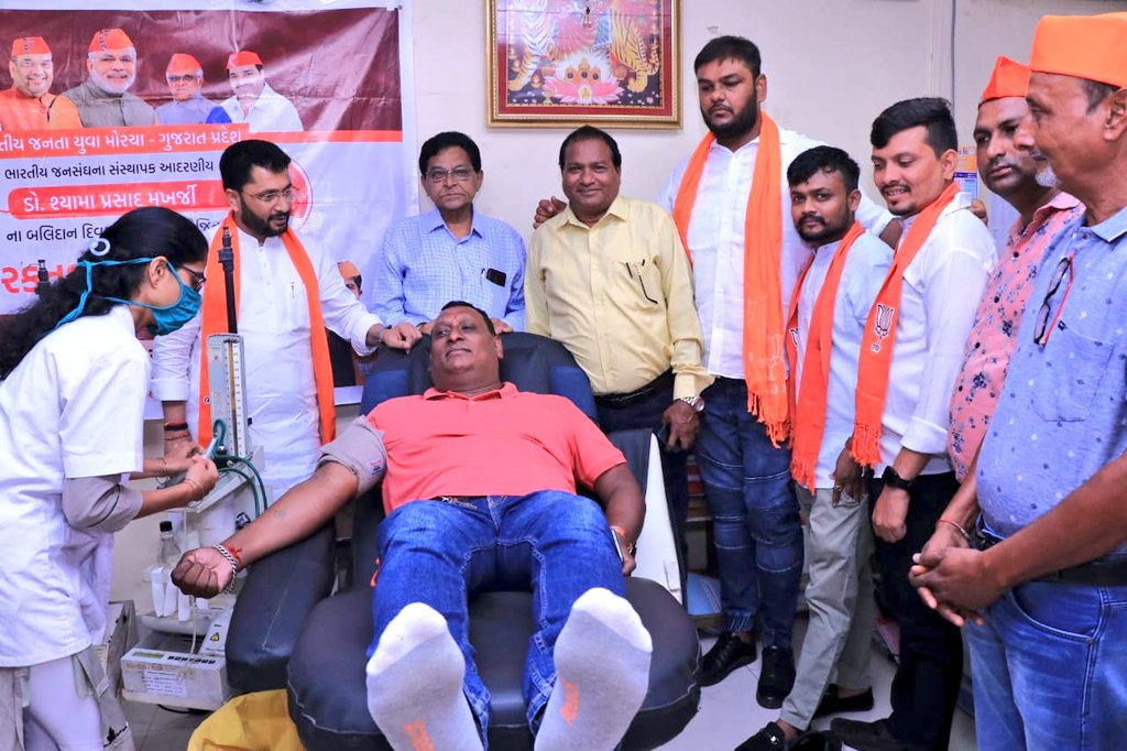 IshwarParmarMLA's tweet photo. ભારતીય જનતા યુવા મોરચો બારડોલી નગર ધ્વારા આયોજીત બ્લડ ડોનેશન કેમ્પ માં ઉપસ્થિતી. https://t.co/zDZeHXRiAc