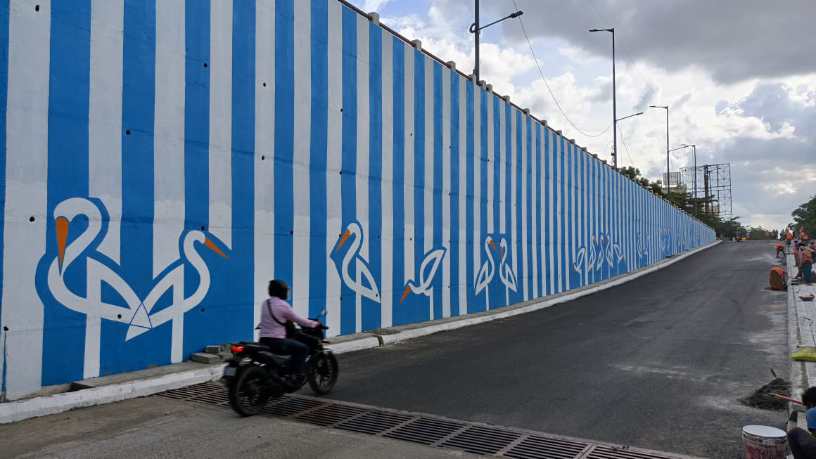 MTF_Mobility's tweet photo. Clean Street Challenge 75K at Mahadevapura: Kundalahalli Underpass designed to make us calm

Mahadevapura as a land of lakes is represented in the art

#betterCommute 

#CleanStreetChallenge75K 

#OurMLACares 

@ArvindLBJP @manoharGABJP @JCREDDYPK @Clementcjayakum @MTFJalShakthi https://t.co/FBjuq5LbOA