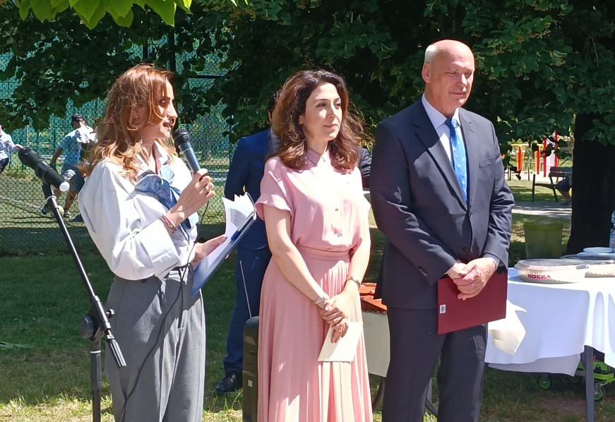 GurbanovaNargiz's tweet photo. In the run-up to the Armed Forces Day
@AzEmbassyPoland in partnership with mayor Kucharski of the Polinski Park organized a wreath laying ceremony to the monuments of General Maciej Sulkewicz &amp; Colonel Vəli Bəy Yadigar, two outstanding heroes of 🇦🇿 &amp; 🇵🇱 people. https://t.co/kw52MTab2y