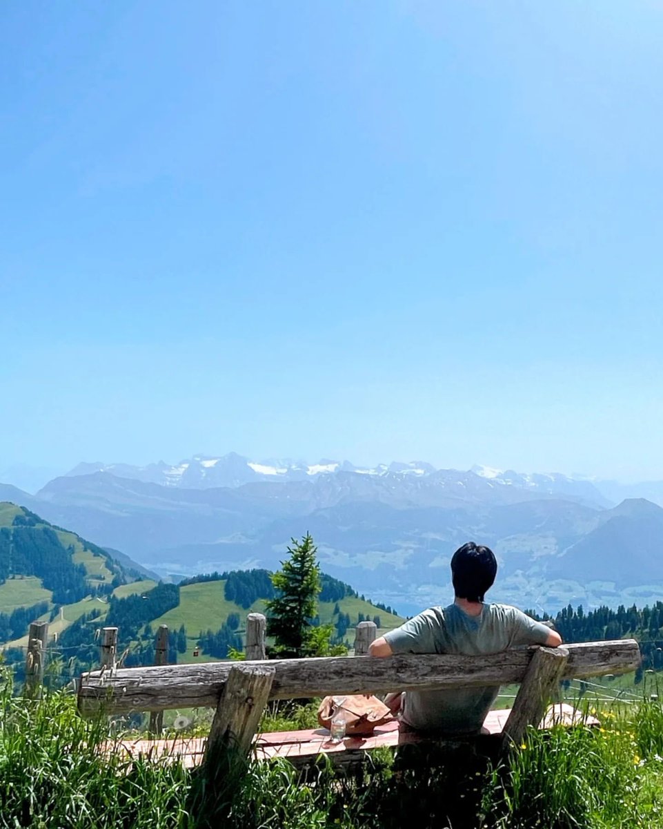 kth_lvskook's tweet photo. Imagínate salir una tarde con Kim namjoon viajar en tren y caminar por las montañas mientras hablas con el y ves su sonrisa al mirar el paisaje. :( https://t.co/1MSid0XuOl